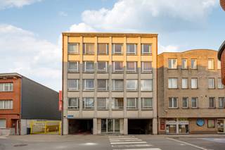 Dit opbrengsteigendom op een centrale maar rustige locatie in Turnhout ligt vlak bij winkels en is vlot bereikbaar. De omgeving biedt bewoners een aangename mix van comfort en nabijheid van voorzieningen, wat het geheel interessant maakt voor verhuur en investering. Via de gezamenlijke inkomhal bereikt u de vier verdiepingen, telkens met twee appartementen van ca. 87–89 m². Elke unit omvat een lichtrijke leefruimte met aansluitende keuken, twee slaapkamers, een praktische badkamer en een klein terrasje. In de kelder en gelijkvloers bevindt zich een bijzonder ruime parkeergarage met 22 plaatsen, wat het gebruiksgemak sterk verhoogt. De lift bedient alle niveaus. De EPC-scores variëren tussen A en B; de appartementen beschikken allemaal over een warmtepomp lucht/lucht. Dit pand valt niet onder de renovatieverplichting. Het gebouw heeft een brutorendement van 6%.<br /><br />Troeven: <br />- Mooie ligging in het centrum van Turnhout<br />- Alle appartementen zijn verhuurd<br />- Gunstige EPC's (A-B)