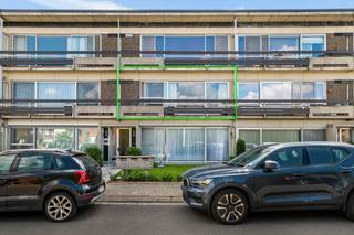 Dit aangename appartement is gelegen op de eerste verdieping en geniet dankzij de grote raampartijen van een mooie natuurlijke lichtinval.<br /><br />Bij het binnenkomen komt u rechtstreeks in de ruime leefruimte met open keuken en praktisch kookeiland. De grote raampartijen zorgen hier voor een aangenaam en open gevoel. Vanuit de leefruimte heeft u bovendien toegang tot het terras.<br /><br />Via de nachthal, voorzien van handige ingemaakte kasten, bereikt u de twee slaapkamers (21m²/9m²) en de badkamer.<br /><br />Het appartement beschikt in de kelder over een private kelderberging. Achteraan het gebouw kunnen bewoners bovendien gebruikmaken van het gemeenschappelijke zwembad en de gemeenschappelijke fietsenberging.<br /><br />De gemeenschappelijke lasten bedragen €120/maand.<br /><br />Troeven:<br />+ Rustige residentiële ligging<br />+ Nabij het centrum van Broechem<br />+ Lichtrijk appartement <br />+ Private kelderberging<br />+ Gemeenschappelijk zwembad en fietsenberging<br />+ Ideaal als eigen woonst of investering<br />+ Reservekapitaal aanwezig<br /><br />Interesse in dit tof appartement? Contacteer ons via 03 337 50 70 of info@vbvastgoed.be voor een afspraak ter plaatse of meer info.