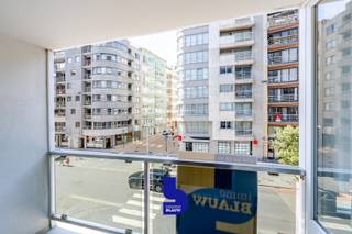 Karaktervol appartement met terras in het iconische Europacentrum te Oostende. <br /><br />Welkom in het iconische Europacentrum, waar de grandeur van weleer nog volop voelbaar is. Marmer, kristallen lusters en stijlvolle details zorgen voor een unieke sfeer die liefhebbers van karakter en authenticiteit meteen zal aanspreken.<br />Dit appartement bevindt zich op een absolute toplocatie, op wandelafstand van het strand, het station, winkels en gezellige horecazaken. Alles wat Oostende te bieden heeft, ligt binnen handbereik.<br /><br />Achter de charmante uitstraling schuilt een verrassend praktisch ingedeeld appartement met één ruime slaapkamer. De huidige indeling biedt tal van mogelijkheden, waaronder het creëren van een open leefkeuken voor een moderne en lichtrijke woonbeleving. Vanuit de leefruimte geniet u van een aangenaam straatzicht, zonder hinderlijke inkijk.<br /><br />Een absolute meerwaarde is het terras – een zeldzame troef binnen het Europacentrum – waar u in alle rust van de buitenlucht kunt genieten.<br /><br />Verder beschikt het appartement over:
<ul>
<li>Een ruime, aparte slaapkamer.</li>
<li>Een afzonderlijke badkamer.</li>
<li>Een praktische berging in het appartement én een extra private kelderberging.</li>
<li>Een gemeenschappelijke fietsenberging in het gebouw.</li>
</ul>
Daarnaast is er de mogelijkheid om een autostaanplaats aan te kopen voor € 35.000.<br /><br />Bent u op zoek naar een appartement met karakter, een unieke ligging én het potentieel om volledig naar uw eigen smaak te renoveren? Of droomt u van een interieur met een knipoog naar de stijlvolle jaren '70? Dan is dit een buitenkans.<br /><br />Contacteer ons vandaag nog voor een bezoek en ontdek zelf de charme en mogelijkheden van dit unieke appartement.
