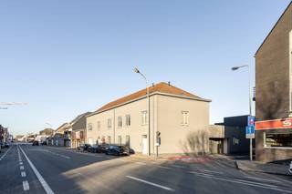 Ideaal investeringspand gelegen in de Ingelmunster, Kortrijkstraat 55 bestaande uit4 duplex appartementen/ 11 afgesloten garages (enkele dubbele...