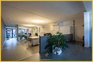 Immo Van Middelem verkoopt deze handels/kantoorruimte van +/- 176m² te verdelen over het gelijkvloers en -1.Het pand is volledig ingericht pand met...