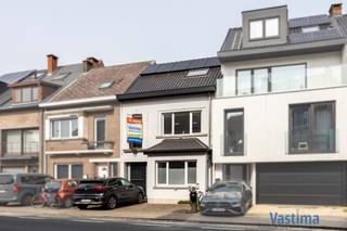 Ben je op zoek naar een woning waar je zó kan intrekken? Dan is deze prachtig gerenoveerde én energiezuinige woonst precies wat je zoekt. Alles is...
