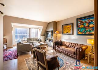 Koksijde-Bad, Residentie Les Oyats, lichtrijk en zeer ruim penthouse (123m²), 4e verdieping met lift.Bestaande uit: inkomhall, lichtrijke en ruime...