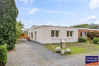 Gerenoveerde woning met zuidwestgerichte tuin, gelegen vlak bij het centrum van Genk. Centraal gelegen nabij het natuurreservaat "De Maten" en tal van faciliteiten, waaronder scholen, bakker, slager... De oprit van de E314 is op slechts 5 minuten bereikbaar. Ruime parkeergelegenheid op eigen perceel + in de nabij omgeving. Bewoonbare oppervlakte: 110 m². Kortom, een uitstekende woonlocatie in een trendy en aangename buurt!<br /><br />Deze volledig gerenoveerde, halfopen luxe bungalow werd in 2026 grondig vernieuwd. Daarbij werden de volgende werken uitgevoerd: De elektrische installatie werd volledig vernieuwd en voorzien van zonnepanelen; Sanitair en verwarming werden vernieuwd en zijn aangesloten op een HR-gascondensatieketel; Vernieuwde vloeren; Vernieuwde keuken; Nieuwe ramen; Het dak werd vernieuwd en geïsoleerd, met nieuwe thermische koepels op het platte dak; Recuperatie van regenwater voor het toilet en de buitenkraan; Vernieuwde waterleidingen en watermeter, met wateronthardingsinstallatie op basis van zout.<br /><br />INDELING: GELIJKVLOERS: inkomhal; Leefruimte met volledig geïnstalleerde keuken, voorzien van Siemens-toestellen (oven, koelkast, kookplaat) en genietend van een aangename hoeveelheid natuurlijke lichtinval; Badkamer voorzien van inloopdouche, bad en lavabo; Apart toilet; Twee slaapkamers.<br /><br />De woning is gedeeltelijk onderkelderd, waarbij de technische installaties zich in de kelderruimte bevinden.<br /><br />TECHNISCHE KENMERKEN:<br />Elektrische installatie is CONFORM het AREI;<br />Vloerverwarming;<br />PVC-ramen met dubbele beglazing;<br />EPC Label: A+.<br />Bestuursmaatregelen in het maatregelenregister: nee<br /><br />Voor meer info bel Jeff op 0472/04.26.49 of 011/22.19.17 of raadpleeg limburgsvastgoed.be.