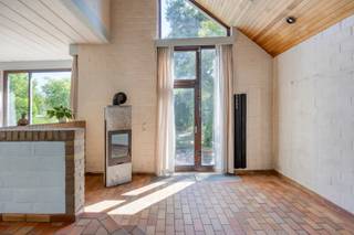<p><strong><span>Architectenwoning met karakter op een prachtig perceel van bijna 10 are in landelijk Bierbeek! EPC label C<br /><br /></span></strong></p>
<p><span>Op zoek naar een woning met potentieel en een </span><strong><span>origineel architecturaal concept</span></strong><span>? Deze karaktervolle architectenwoning in het landelijke Bierbeek, vlak bij Leuven, biedt een bijzonder uitgangspunt voor wie een woning volledig naar eigen smaak wil opfrissen of renoveren.<br /><br /></span></p>
<p><span>De woning beschikt over </span><strong><span>3 à 4 slaapkamers en </span></strong><span>een inpandige </span><strong><span>garage</span></strong><span> op een ruim terrein van </span><strong><span>bijna 10 are</span></strong><span>. Dankzij de doordachte architectuur en de bijzondere indeling ademt het geheel een eigen karakter uit — ideaal voor wie verder wil kijken dan een klassieke woning.<br /><br /></span></p>
<p><span>De woning vraagt een </span><strong><span>opfrissing of grondige renovatie</span></strong><span>, maar biedt tegelijk tal van mogelijkheden om de bestaande architectuur opnieuw tot haar recht te laten komen en er een hedendaagse, comfortabele thuis van te maken.<br /><br /></span></p>
<p><span>Een woning voor wie </span><strong><span>ruimte, architectuur en mogelijkheden</span></strong><span> weet te waarderen en op zoek is naar een uniek renovatieproject in een groene, landelijke omgeving.</span></p>