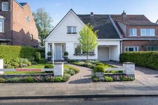 Gelegen te Heikant - Essen een woning met potentieel en enkele uitzonderlijke pluspunten.Locatie: Op wandelafstand van het station, sportpark, het...