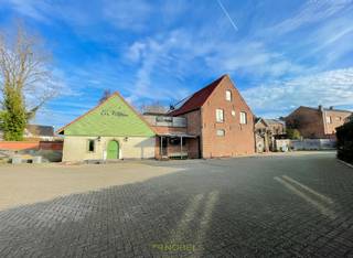 <strong>UNIEKE KANS</strong> voor wie een <strong>INSTAPKLARE HORECAZAAK</strong> wil combineren met <strong>AANGENAAM WONEN</strong>. Dit <strong>RECENT </strong>en <strong>SMAAKVOL GERENOVEERD PAND (2025)</strong> bevindt zich in Zottegem, vlak bij het stadscentrum, en geniet van een <strong>STERKE VISIBILITEIT</strong> en <strong>VLOTTE BEREIKBAARHEID</strong>. Het commerciële gedeelte omvat een <strong>SFEERVOL CAFÉ OF RESTAURANT</strong> met plaats voor <strong>MEER DAN 40 GASTEN</strong>, aangevuld met een <strong>FEESTZAAL OF POLYVALENTE RUIMTE</strong> met een <strong>CAPACITEIT TOT CA. 50 PERSONEN</strong>. Daarnaast beschikt het pand over een <strong>RUIM </strong>en <strong>ZONNIG TERRAS</strong> met <strong>MEER DAN 40 ZITPLAATSEN</strong>, waardoor het bijzonder aantrekkelijk is voor vaste klanten, wandelaars, fietsers, passanten en <strong>EVENEMENTEN</strong>. De volledige inrichting werd in 2025 vernieuwd en afgewerkt met <strong>KWALITATIEVE EN MODERNE MATERIALEN</strong>, waardoor het pand <strong>ONMIDDELLIJK GEBRUIKSKLAAR</strong> is. Achter de schermen is het pand uitgerust met een <strong>PROFESSIONELE INDUSTRIËLE KEUKEN</strong>, voorzien van o.a. gasvuur, combi-steamer, inox dampkap, vacuümmachine en bijkomende professionele toestellen. Bovendien is de uitbating <strong>VRIJ VAN BROUWER</strong>, wat maximale vrijheid en flexibiliteit biedt.<br />Boven bevindt zich de <strong>RUIME PRIVÉWOONST</strong>, bestaande uit een lichtrijke leefruimte met open keuken, vernieuwde badkamer, <strong>4 SLAAPKAMERS</strong> en een zonnig privéterras. Dankzij de aanwezigheid van <strong>19 ZONNEPANELEN</strong> en een <strong>THUISBATTERIJ </strong>VAN 15 KWH geniet de woonst van een <strong>ENERGIEZUINIG KARAKTER</strong>. Tot slot beschikt deze eigendom over twee garages en een <strong>RUIME PARKING</strong>, zowel voor klanten als voor bewoners.<br /><br />Adres: Leopold III-straat 1 te Zottegem<br /><br />EPC: Label C, G-score en P-score D, Geen renovatieverplichting van toepassing