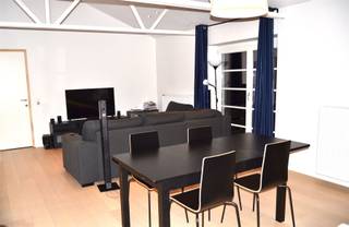<p><span>Dit gerenoveerde appartement bevindt zich op een centrale ligging in Vichte. U bevindt zich op een steenworp van een supermarkt, apotheek, slager, bakker,.... Ook de E17 is bijzonder goed bereikbaar. </span></p><p><span>De indeling van het appartement is als volgt: inkom met berging, ruime living met open keuken, slaapkamer, badkamer met bad, wasplaats, apart toilet. Er is ook een gezellig terras. Bij dit appartement horen 2 parkeerplaatsen. </span></p>