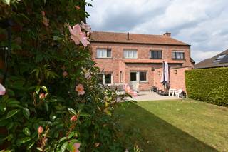 Bent u op zoek naar een instapklare woning op een gegeerde locatie in De Pinte? Dan is deze charmante halfopen bebouwing in de rustige en residentiële Leeuwerikstraat absoluut een bezoek waard.<br /><br /><strong>Via de inkomhal</strong> met gastentoilet en vestiaire wordt u meteen verwelkomd in een stijlvolle en warme thuis. De prachtige stalen deur leidt u naar de gezellige leefruimte, bestaande uit een sfeervolle tv-hoek met haardvuur, een lichtrijke eetkamer en aansluitend een moderne, eigentijdse keuken voorzien van alle comfort. De praktische berging biedt plaats voor wasmachine, droogkast en alle technieken. Dankzij de porte-fenêtre geniet u van een heerlijk binnen-buitengevoel en een directe verbinding met het zonnig terras en de verzorgde tuin. Een absolute troef is het thuiskantoor/atelier in de tuin, ideaal als bureau, praktijkruimte, hobbyruimte of extra opslag. Ook parkeren is hier bijzonder comfortabel met plaats voor meerdere wagens.<br /><br /><strong>Op de verdieping</strong> bevindt zich de nachthal met toegang tot drie slaapkamers, ofwel twee ruime slaapkamers en een apart bureau. Vanuit deze ruimte ontdek je via een bezoek nog uitbreidingsmogelijkheden naar het zolderverdiep. Verder vindt op het verdiep een aangename badkamer met inloopdouche, dubbele wastafel en toilet.<br />Deze woning scoort bovendien uitzonderlijk goed op vlak van energiezuinigheid met een EPC A-score, wat niet alleen bijdraagt aan lagere energiekosten, maar ook aan het duurzame en toekomstgerichte karakter van deze woning.<br /><br /><strong>De woning is gelegen in </strong>een rustige, kindvriendelijke buurt in De Pinte, een bijzonder geliefde gemeente. De Pinte staat bekend om haar groene omgeving, residentieel karakter en uitstekende bereikbaarheid. Openbaar vervoer is vlot bereikbaar dankzij het station met rechtstreekse verbindingen richting Gent, Kortrijk, Brussel en De Panne. Ook de belangrijke invalswegen zoals de N60 en de aansluiting met de E17 zorgen voor een snelle verbinding naar Gent, Kortrijk, Antwerpen en Brussel.<br /><br />Scholen, winkels, horeca en sportfaciliteiten bevinden zich allemaal in de nabije omgeving, wat deze ligging extra aantrekkelijk maakt voor gezinnen en professionals. <strong>Kortom</strong>: een energiezuinige, instapklare woning op een topligging, met karakter, comfort én uitbreidingsmogelijkheden — een waar pareltje op de vastgoedmarkt.<br /><br />👉 <strong>Interesse</strong>? Plan vandaag nog je bezoek en ontdek deze woning zelf! <strong>Contacteer Kim</strong> voor meer info en vraag naar de bezoekdagen 📲 <strong>0477 751 893</strong> of <strong>kim@lannimmo.be</strong><br /><br /> 