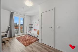 <p>Op zoek naar de ideale uitvalsbasis voor je studententijd? Deze comfort Plus kamer van maar liefst 19 m² biedt uitzonderlijk veel ruimte en een overvloed aan natuurlijke lichtinval. Perfect gelegen in het centrum van Leuven, op wandelafstand van aula’s, campussen, bibliotheken, restaurants en alle andere studentenvoorzieningen. Hier woon je midden in het bruisende stadsleven, terwijl je toch geniet van rust en comfort.<br /><br /></p>
<p>De kamer combineert ruimte en comfort met een hoogwaardige afwerking, waardoor je voldoende plaats hebt om te studeren, ontspannen én wonen in alle gemak. Je maakt gebruik van een gedeelde keuken per gang, wat zorgt voor een gezellige sfeer en contact met medestudenten, terwijl je toch voldoende privacy behoudt in je eigen kamer. <br /><br /></p>
<p>De accommodatie onderscheidt zich bovendien door haar unieke faciliteiten.<br /><br /></p>
<ul>
<li>Zo beschik je over een privé gym in het gebouw – ideaal om tussen het studeren door te sporten.</li>
<li>Daarnaast is er een gezellige ontspanningsruimte met pooltafel en kickertafel.</li>
<li>Studeren doe je in alle rust in de eigen studeerruimte. Een stille, comfortabele omgeving waar focus centraal staat – goede punten verzekerd!</li>
<li>Ook buiten is het aangenaam vertoeven. Rondom het gebouw vind je veel buitenruimte, inclusief een overdekt terras en een groene tuin waar je kan ontspannen of samenkomen met vrienden.</li>
<li>Tot slot beschik je over een makkelijk toegankelijke fietsenstalling, zodat je je fiets veilig en comfortabel kan plaatsen – ideaal in een echte fietsstad als Leuven.</li>
</ul>
<p>Kortom: een uitzonderlijk ruime kamer op toplocatie, met exclusieve faciliteiten die jouw studentenleven naar een hoger niveau tillen.</p>
<p><br />Interesse? Aarzel niet en contacteer BVM Vastgoed op 016 23 21 45 of via info@bvm-vastgoed.be</p>
