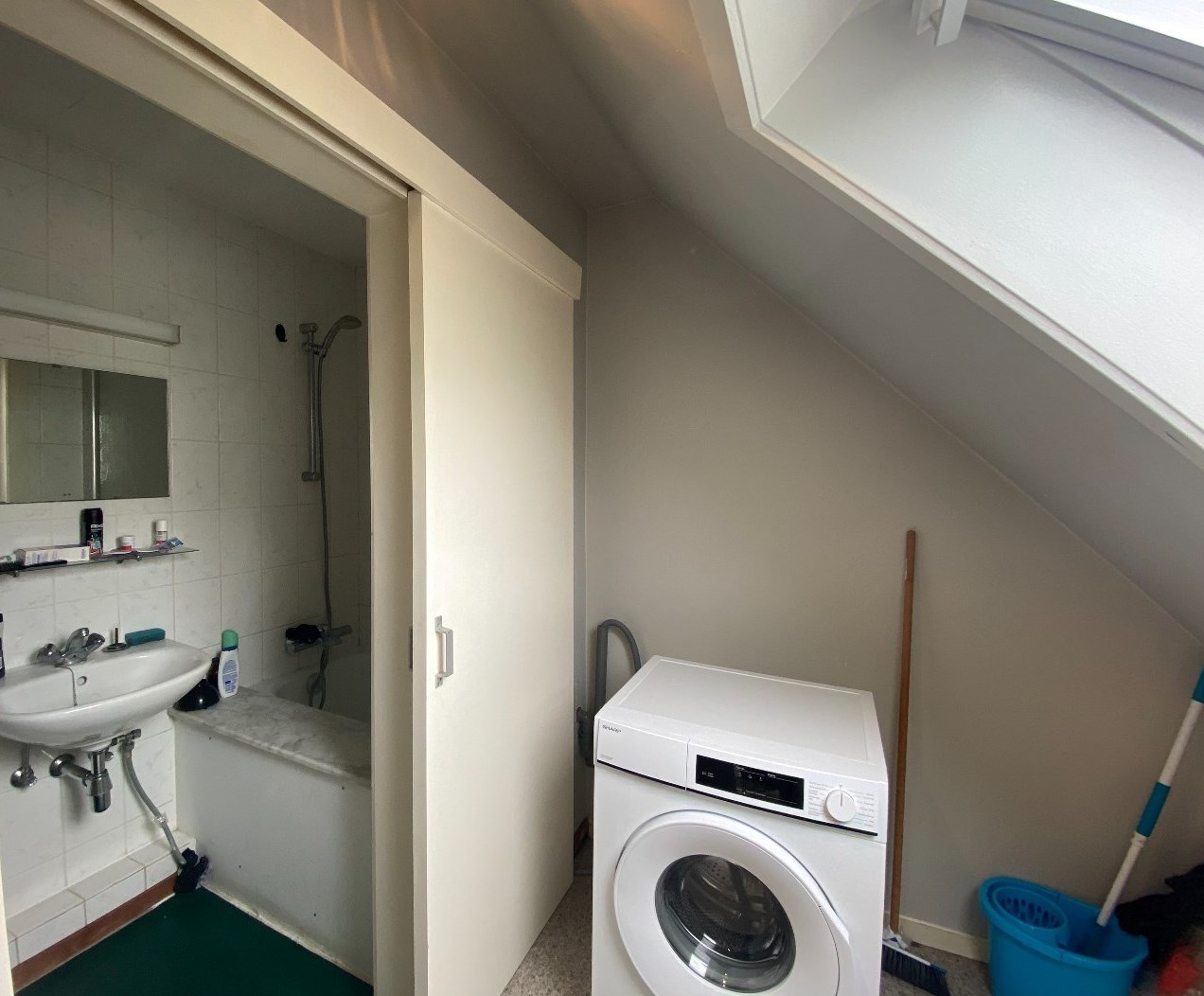 Zeer centraal gelegen dakappartement met 1 slpk in hartje Waregem! - foto 4