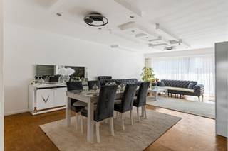 <p>Vous recherchez un appartement clé en main, proche d'excellentes liaisons de tram et de bus, pour vous déplacer facilement dans Anvers ? Alors, cet appartement est fait pour vous !</p>
<p>Vous entrez dans un hall d'entrée spacieux avec toilettes invités, orné d'un parquet en bois massif chaleureux et caractéristique, qui se prolonge harmonieusement dans le séjour lumineux. Attenante, la cuisine, équipée pour votre confort quotidien, comprend notamment une plaque à induction, une hotte aspirante, un four, un évier, etc. Vous trouverez également trois chambres (18,50 m², 10,80 m² et 10,80 m²) et une salle de bains avec douche/baignoire, meuble-lavabo, toilettes et branchements pour lave-linge et sèche-linge. Cerise sur le gâteau : la chambre principale s'ouvre sur une terrasse de pas moins de 8,90 m², véritable havre de paix pour se détendre au grand air. Un emplacement de parking souterrain est disponible à l'achat pour 20 000,00 €.</p>
<p>Charges mensuelles disponibles sur demande.</p>
<p>Spécifications techniques : Électricité conforme ! Cave disponible ! Chauffage central au fioul (collectif), double vitrage principalement en aluminium. Informations urbanistiques et certificat de sol disponibles sur demande. Sans amiante ! (mais pas sans amiante). Hors zone inondable (classements P et G B). Obligation de rénovation non applicable.</p>