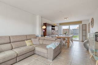 Op een perceel van 300 m² bevindt zich deze volledig gerenoveerde en instapklare woning met maar liefst 4 slaapkamers. Dankzij het gunstige EPC-label (B), de zonnepanelen, de ruime garage en de zonnige, zuidgerichte tuin, geniet u hier van comfortabel en energiezuinig wonen.Zoek je immo in Lo-Reninge? Lees dan zeker verder.INDELINGGelijkvloers:- inkom met gastentoilet- lichtrijke leefruimte met zicht op de tuin- aparte geïnstalleerde keuken- inpandige garage met automatische poort- technische ruimte/berging1e verdieping:- nachthal- 4 ruime slaapkamers- badkamer met wasmeubel, ligbad/douche en toiletDe woning beschikt bovendien over een zolder, bereikbaar via een plooitrap, ideaal als extra bergruimte.Buiten geniet u van een aangename, zuidgerichte tuin met aangelegd terras en tuinhuis, perfect om in alle rust van de zon te genieten.ALGEMEEN:- 4 ruime slaapkamers- EPC label B- Conforme elektrische installatie- Zonnepanelen- Zuidgerichte tuin- Inpandige garageBestuursmaatregelen in het maatregelenregister: in aanvraag