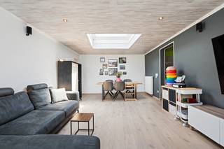<p>Te koop: Gerenoveerde woning in Beveren, gelegen in een rustige woonkern nabij openbaar vervoer en het centrum van Beveren.</p>
<p>Deze woning combineert authentieke charme met praktische leefruimte. Met een ruime een garage met automatische poort en een royale woonkamer is dit een ideale gezinswoning. De ligging in een residentiële buurt zorgt voor een aangename woonomgeving, terwijl alle voorzieningen binnen handbereik zijn.</p>
<p>Belangrijkste ruimtes:<br />• Woonkamer (27 m²) met veel lichtinval<br />• Keuken (18 m²) volledig ingebouwd <br />• 3 slaapkamers (8 m², 11 m² en 20 m²) waarvan de laatste op de zolder verdieping<br />• Badkamer beneden (7 m²) met inloopdouche en enkele wastafel in meubel<br />• Garage (22 m²) met automatische poort en laadmogelijkheden <br />• Wasplaats met aansluitingen voor wasmachine en droogkast<br />• Berging <br />• Gezellig ingerichte tuin </p>
<p>Troeven:<br />• Instapklare woning met EPC C<br />• Gelegen op een toplocatie <br />• Voorzien van zonnepanelen en laadstation </p>
<p>Neem vandaag nog contact op met je ERA-makelaar voor een bezoek. JOUW DROOMHUIS. ZO GEVONDEN!</p>