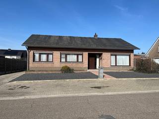 <strong>Gelijkvloerse woning te Mol-Millegem 🏡</strong><br /><br />Rustig gelegen en boordevol renovatiepotentieel met veel lichtinval!<br /><br />In het charmante <strong>Mol-Millegem</strong> vinden we deze gelijkvloerse woning met een sterke basis, een functionele indeling en een aangename buitenruimte.<br />Dankzij de overvloedige lichtinval en de doordachte indeling vormt dit de ideale opportuniteit voor wie een woning volledig naar eigen smaak wil moderniseren.<br /><br />Met een <strong>op te frissen interieur</strong> en een <strong>EPC-label F </strong>biedt deze woning een mooie opportuniteit om ze volledig naar hedendaagse normen te renoveren en er een energiezuinige woning van te maken.<br /><br /><strong>Indeling</strong><br />- Lichtrijke leefruimte met directe aansluiting op de keuken<br />- Centrale gang met toegang tot 3 slaapkamers, badkamer, apart toilet en berging<br />- Zolder en kelder voor extra opslagruimte<br />- Overdekt terras met doorgang naar de tuin<br />- Garage en buitenberging aanwezig<br /><br /><strong>Troeven</strong><br />✔ Rustige, groene ligging<br />✔ Volledig naar eigen smaak te renoveren<br />✔ Momenteel verhuurd – ideaal voor investeerders die meteen huurinkomsten wensen<br />✔ Ruime tuin met praktische bijgebouwen<br /><br />Deze woning is perfect voor handige kopers, investeerders of gezinnen die op zoek zijn naar een project met karakter en toekomstpotentieel in een aangename woonomgeving.<br /><br /><strong>Interesse? </strong>Ontdek zelf de mogelijkheden en plan vandaag nog uw bezoek! 📞🏡