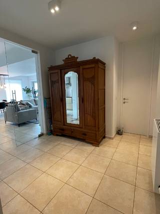 Te Sint-Amands, vlakbij wandel- en fietspaden, bieden wij U rustig gelegen, een modern instapklaar appartement te huur aan.Het appartement bestaat...