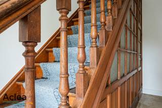 In het centrum van Eeklo, in de korte nabijheid van scholen, vinden we deze karaktervolle eigendom terug. Deze stapelwoning maakt deel uit van een gebouw met slechts 2 entiteiten én beschikt over een eigen privatieve inkomhal. Op die manier zijn er geen algemene kosten of syndickosten verbonden aan deze eigendom. <br /><br />De woning heeft een bewoonbare oppervlakte van maar liefst 145m² met daarbij nog eens een oost gericht terras van 14m². De grote lichtrijke woonkamer is een streling voor het oog waar het gezellig vertoeven is. Aansluitend is er nog een mooie eetplaats aan de apart ingerichte keuken. Op de verdieping zijn er 2 grote slaapkamers, een kleine slaapkamer en een te renoveren badkamer.<br /><br />Indeling:<br />- inkomhal<br />- kelder<br />- apart toilet<br />- zeer ruime woonkamer<br />- eetplaats<br />- ingerichte keuken<br />- ruim oost gericht terras<br />- nachthal<br />- slaapkamer met dressing<br />- badkamer met ligbad en badkamermeubel<br />- kleine slaapkamer<br />- grote slaapkamer achteraan<br /><br />De eigendom wordt momenteel verwarmd via gaskachels.<br /><br />Vrij bij akte!<br /><br />Komt dit uitzonderlijke aanbod snel ontdekken en maak uw afspraak!<br />09/377 31 77