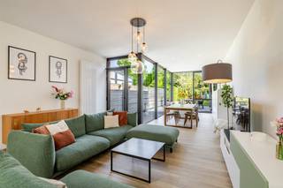 <p>BEZOEKDAG 13 AUGUSTUS 2026 - enkel op afspraak<br />Deze modern gerenoveerde woning, met gunstig EPC A(!), heeft 3 slaapkamers en is bijzonder rustig gelegen in deze eenrichtingstraat nabij centrum Melle.<br />Vooraan de woning is er mogelijkheid om 1 wagen op het perceel voor de woning te parkeren of een voortuin aan te leggen.</p><p>Op het gelijkvloers heeft de woning een inkomhal (met apart toilet) die toegang geeft naar de wasplaats (incl. fietsenberging) en de achterliggende zeer lichtrijke leefruimte. In de leefruimte vinden we centraal de open geïnstalleerde keuken (incl. vaatwasser - kookplaat - dampkap - oven en microgolfoven). Aansluitend bij de keuken is er een ruime berging. Door de grote ramen in de achtergevel loopt de leefruimte vloeiend voort in het terras met aansluitend de Oost georiënteerde tuin. Op de eerste verdieping vinden we 2 slaapkamers en een douchekamer met toilet. Op de bovenste bouwlaag bevindt zich de masterbedroom met een ensuite ligbad.</p><p>Deze woning werd doordacht gerenoveerd in 2017 met oog voor moderne woonnormen en toekomstgerichte energiezuinigheid. Praktische details, zoals de aparte fietstoegang, tonen aan dat er ook aan hedendaags wooncomfort gedacht is. Het centrum en het station van Melle zijn op wandelafstand. Op amper 25min fietsen van centrum Gent.</p><p>EPC A(!)<br />Elektriciteit conform<br />1 parkeerplaats<br />12 zonnepanelen<br />Verwarming CV gas<br />Hoogrendementsglas<br />Instapklaar met ruimte voor persoonlijke kleuraccenten</p><p>Kortom, deze doordachte totaal gerenoveerde woning is klaar voor de toekomst. Kom je deze woning graag ontdekken? Aarzel niet om ons te contacteren via 0479/ 46. 26. 52.</p>
