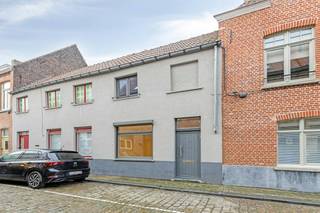 Langs de Kwekersstraat, in het centrum van Brugge, bevindt zich deze charmante te renoveren woning met twee ruime slaapkamers, rustig gelegen in het pittoreske Sint-Annakwartier. De woning werd deels gerenoveerd in 2017 en 2024 en beschikt over een gunstig EPC C. <br /><br />Dankzij de uitstekende ligging, op korte afstand van het historische centrum, geniet u van een vlotte bereikbaarheid van winkels, restaurants en het rijke culturele aanbod. Deze woning combineert karakter, renovatiepotentieel en een toplocatie. <br /><br />Indeling<br /><br />Gelijkvloers:<br />- Inkomhal<br />- Woonkamer<br />- Veranda met toegang tot de zuidgerichte stadskoer (10 m²) met bijhorend tuinhuis <br />- Keuken <br />- Badkamer<br />- Toilet<br /><br />Eerste verdieping:<br />- Nachthal<br />- Slaapkamer 1<br />- Slaapkamer 2<br /><br />Tweede verdieping:<br />- Zolderverdieping<br /><br />Deze AI-visualisaties zijn bedoeld als inspiratie. Er werd geen rekening gehouden met technische specificaties, stedenbouwkundige voorschriften of de concrete mogelijkheden tot realisatie.