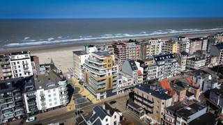 In het hart van De Panne, op amper 50 meter van de Zeedijk, verrijst <strong>Residentie Le Fox</strong> – een exclusief nieuwbouwproject dat het beste van alle werelden verenigt. Gelegen in de Walckierstraat, op de grens tussen de levendige kust en het rustgevende stadscentrum, geniet u van een uitzonderlijke ligging met alle troeven binnen handbereik.<br /><br /><strong>Uniek wonen aan de kust</strong><br />Le Fox bestaat uit <strong>18 luxueuze appartementen</strong>, elk ontworpen met oog voor ruimte, licht en comfort. Dankzij de indrukwekkende oppervlaktes van<strong> 94 m² tot 226 m²</strong> (tot <strong>308 m² inclusief terras</strong>) en royale raampartijen, baadt elk appartement in natuurlijk daglicht en ervaart u een open, ruimtelijk gevoel in elk vertrek.<br /><br /><strong>Architecturale klasse &amp; energie-efficiëntie</strong><br />Onder de visie van architectenbureau B.A.U. Coussée is een tijdloos en strak volume ontworpen dat perfect in harmonie staat met zijn omgeving. De BEN-appartementen (E-peil &lt; 30) combineren <strong>duurzame materialen</strong> met een hoogwaardige afwerking tot in de kleinste details. Elk appartement wordt volledig instapklaar opgeleverd.<br /><br /><strong>Indeling met oog voor levenskwaliteit</strong>
<ul>
	<li>2 of 3 ruime slaapkamers</li>
	<li>Open keukenconcepten, ideaal voor gezellig samenzijn</li>
	<li>Grote terrassen van 8 m² tot 83 m², perfect georiënteerd</li>
	<li>Aparte berging en wasplaats in elk appartement</li>
	<li>Gastentoilet (in de grotere units)</li>
	<li>Prestigeuze inkomhal met videofoon</li>
	<li>Doordachte positionering voor optimale privacy</li>
</ul>
<strong>Parkeren in stijl</strong><br />In de ondergrondse verdieping bevinden zich <strong>8 garageboxen met autolift</strong>. Extra garages zijn beschikbaar, evenals ruime fietsenstalling. U geniet dus niet alleen van een toplocatie, maar ook van maximaal comfort en veiligheid.<br />Leven in Le Fox: uitzonderlijk wonen op toplocatie<br />Of u nu op zoek bent naar een vaste woonst, een stijlvolle pied-à-terre aan zee of een waardevaste investering – Le Fox biedt een zeldzame kans om te wonen op één van de meest gegeerde plekken aan de Belgische kust.<br /><br /><strong>Beleef het ultieme kustgevoel, elke dag opnieuw.</strong><br />Vraag vandaag nog meer informatie of plan uw bezoek!<br /><strong>Le Fox – Walckierstraat 2-4, De Panne</strong>