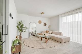 <p><strong><br /></strong>Op zoek naar een exclusieve, duurzame nieuwbouwvilla in het groen? Deze 7 BEN-woningen in Tielt-Winge (Meensel) combineren rust, ruimte en bereikbaarheid tot een ideale woonomgeving.<br /><br />Woonproject Meensel bestaat uit 7 strak vormgegeven woningen, waarvan 3 open en 4 halfopen bebouwingen. Elke villa krijgt een unieke gevel in crepi of gevelmetselwerk, afgewerkt met antraciet aluminium ramen. De grote raampartijen zorgen voor een overvloed aan natuurlijk licht in de leefruimte en keuken, met prachtige, weidse zichten op het glooiende Hageland.<br /><br />De woningen zijn gelegen in een rustige, landelijke omgeving, maar toch strategisch. Op slechts 20 km van Leuven en 40 km van Brussel, met vlotte verbindingen via de E314 en E40, bereik je snel steden zoals Aarschot, Diest en Tienen. Ideaal voor wie rustig wil wonen zonder in te boeten op bereikbaarheid.<br /><br />Duurzaamheid staat centraal. Elke woning is uitgerust met een warmtepomp, vloerverwarming, regenwaterput en een ventilatiesysteem C+ met smartzones. Dit resulteert in een E-peil lager dan E20 en het bijhorende BEN-label.<br /><br />Ook aan comfort is gedacht: de tuinaanleg is inbegrepen in de prijs. Kortom, een instapklare woning waar je meteen kan thuiskomen.<br />Benieuwd naar de plannen en afwerking? Contacteer ons vrijblijvend via 0472 64 63 02 of via nieuwbouw@living-stone.be.</p>