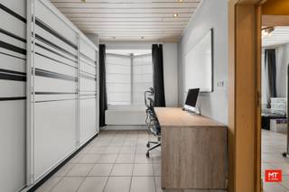 In het hart van Langemark, op wandelafstand van alle voorzieningen, vind je deze bijzonder ruime eigendom. Het pand bestaat uit een comfortabel woongedeelte, een inpandige opslagruimte van 87 m² en een dubbele garage van 55 m² met uitweg. Ben je op zoek naar een ruime woonst of wil je wonen en werken combineren? Dan is dit zeker iets voor jou!<br /><br /><strong>Indeling van het pand</strong>
<ul>
<li>Gelijkvloerse verdieping: ruime inkomhal (8 m²), woon- en eetkamer met open keuken (45 m²). De keuken beschikt over een oven, kookplaat, dampkap, dubbele spoelbak en vaatwasser. Daarnaast is er ook nog een apart toilet.</li>
<li>1ste verdieping: hal (5 m²), 2 slaapkamers (20 - 8 m²) en badkamer (8 m²) met enkelvoudige wastafel, douche en toilet. Boven de opslagruimte (bereikbaar vanuit de opslagruimte via een draaitrap of via de badkamer op het eerste verdiep) hebben we nog een polyvalente ruimte/extra slaapkamer van 60 m².</li>
<li>2de verdieping: zolder (11 m²) met vaste trap.</li>
</ul>
<br /><strong>Kenmerken</strong>
<ul>
<li>De woning beschikt over een zonnige tuin met uitweg via het OC.</li>
<li>Er is een inpandige opslagruimte van +/- 87 m² met een aparte inkom.</li>
<li>Dubbele garage van 55 m².</li>
<li>Gescheiden stelsel ligt klaar en er is een regenwaterput van 3.000 liter.</li>
</ul>
<br />Bij het isoleren van de daken en het vervangen van de polycarbonaatplaten/enkel glas voldoe je aan de renovatieplicht.<br /><br />Interesse of een vrijblijvend bezoekje? Bel gerust naar Eden op 0470 43 78 21 of mail info@minthus.be