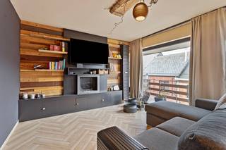 Cet appartement magnifiquement et élégamment rénové au deuxième étage vous offre une expérience de vie unique dans un immeuble à petite...