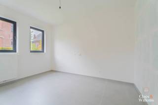 Dit energiezuinige appartement is ideaal voor starters, alleenstaanden of oudere koppels die op zoek zijn naar comfortabel en praktisch wonen. Bij het binnenkomen stap je rechtstreeks de lichtrijke leefruimte met open keuken binnen. Een groot schuifraam zorgt voor aangenaam veel daglicht en geeft toegang tot het gezellige stadsterras — perfect om even tot rust te komen.
De slaapkamer (12,5 m²) biedt voldoende ruimte voor een dubbel bed en kastruimte. Verder beschikt het appartement over een moderne badkamer met douche, en ingebouwde kasten aan de inkom zorgen voor extra opbergruimte.