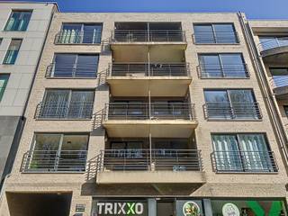 Mooi afgewerkt 2-slaapkamer appartement met 2 terrassen en gesloten garagebox.Het appartement bestaat uit een inkom, apart gastentoilet, 2...