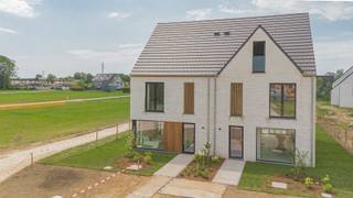 <h3><span>Jouw nieuwe thuis in Hof ter Heiken</span></h3><p><span>Deze woning maakt deel uit van </span><span>Hof ter Heiken</span><span>, een kleinschalig en duurzaam woonproject waar energiezuinig wonen, hedendaags comfort en een groene leefomgeving centraal staan. Dankzij de doordachte architectuur en kwalitatieve afwerking geniet je hier van een woning die volledig is afgestemd op het moderne gezinsleven.</span></p><p><span>Troeven van deze woning:</span></p><ul><li><span> Type: halfopen bebouwing</span></li><li><span> Doordachte indeling met ruime en lichtrijke leefruimtes</span></li><li><span> 3 volwaardige slaapkamers </span></li><li><span> ruime zolder (56m²), creatie extra kamers mogelijk</span></li><li><span> Private tuin met terras en fietsenberging</span></li><li><span> 2 private parkeerplaatsen</span></li><li><span> Energiezuinig dankzij geothermie en 4 zonnepanelen</span></li><li><span> Gebouwd volgens de nieuwste energienormen voor een lage energiefactuur</span></li><li><span> Vandaag nog de mogelijkheid om de afwerkingsmaterialen naar eigen smaak te kiezen</span></li><li><span> De woning bevindt zich in een vergevorderd bouwstadium, waardoor een snelle oplevering mogelijk is</span></li><li><span> Beslis vandaag en geniet binnenkort van een instapklare nieuwbouwwoning, zonder jarenlang te moeten wachten</span></li></ul><p><span> </span></p><p><span>Ontdek hieronder de specifieke indeling, oppervlaktes en kenmerken van deze woning en laat je verrassen door de unieke combinatie van duurzaam wonen, hedendaags comfort en een uitzonderlijke ligging in het groen.</span></p>