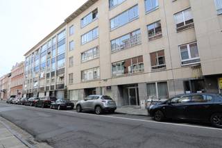 Appartement gelegen op wandelafstand van het Vrijbroekpark maar toch in het centrum van Mechelen, nabij scholen en winkelstraten.<br /><br />Indeling: Ruime lichtrijke woonkamer, keuken met aanliggende berging (met inbouwkasten en alle voorzieningen zoals aansluiting wasmachine en droogkast).<br />Via de ruime inkomhal komt u in de 3 slaapkamers, badkamer met ligbad en een apart toilet en terras.<br />Er is ook een ruime kelder.<br /><br />Het appartement is voorzien van inbouwkasten in de slaapkamers, badkamer, berging en inkomhal.<br />Algemene kosten 130 euro/maand inclusief verwarming.<br /><br />Bruikbare vloeroppervlakte 147 m²<br />Gunstig EPC-B attest<br />Het appartement is beschikbaar vanaf 01/02/2027.<br /><br />Voor meer info of een bezoek via info@immovos.be of 0492 63 58 05.