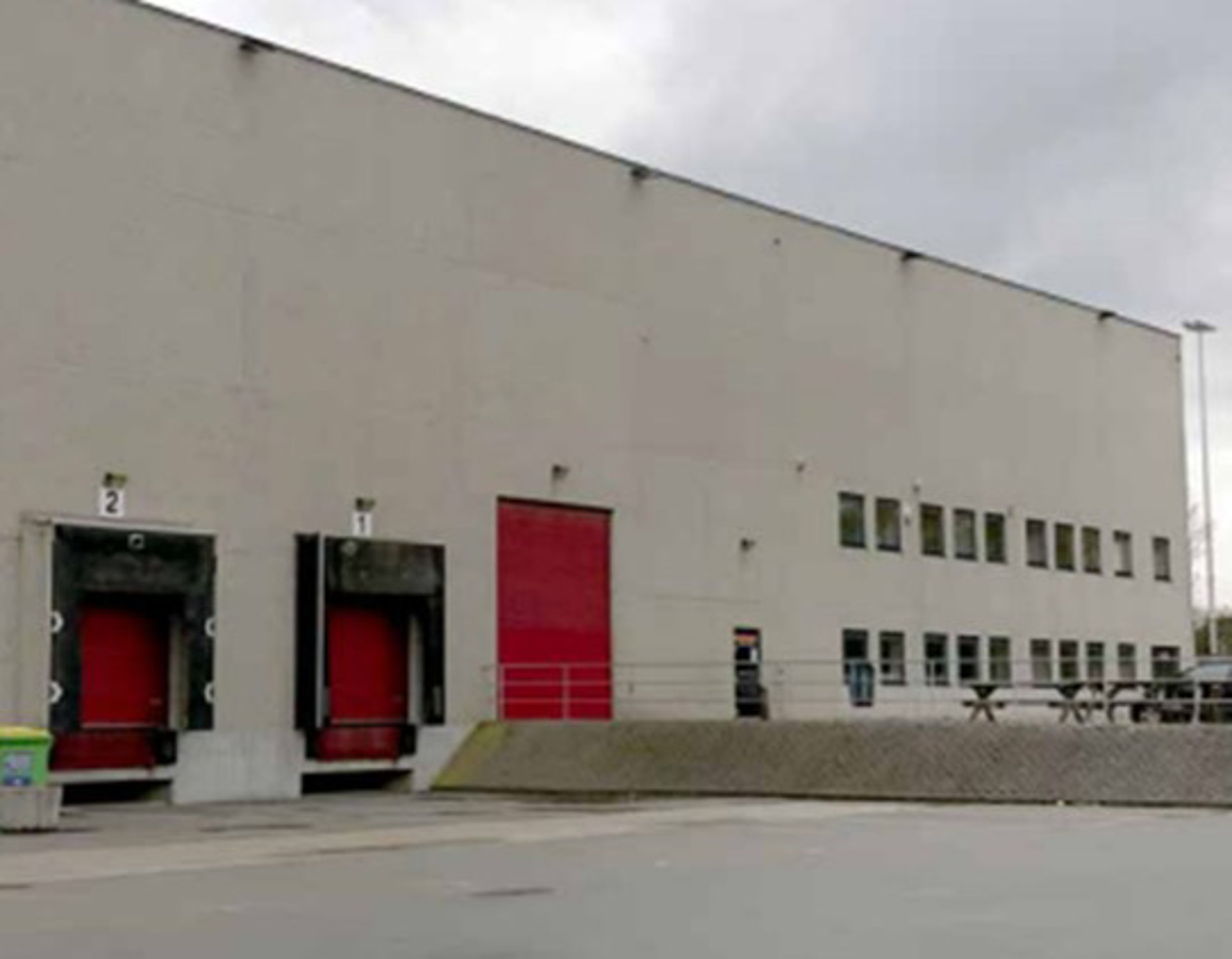  Unit 4 : Magazijn  4.373m² met kantoren 187m² en laadkades - foto 5