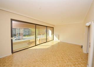 <strong>Bezoekaanvragen uitsluitend via e-mail: stephanie@immodelestre.be. </strong>Centraal gelegen appartement te huur in Ninove, gelegen op de eerste verdieping van een residentie aan de Leopoldlaan 75. Het appartement wordt betreden via de inkomhal met gastentoilet. Aan de voorzijde van het gebouw bevindt zich de lichtrijke leefruimte met balkon, die aansluit op de uitgeruste keuken. Deze is voorzien van een dubbele spoelbak, oven, koelkast, kookplaten en dampkap. Verder beschikt het appartement over twee ruime slaapkamers, die beide toegang bieden tot het terras waar u kunt genieten van een prachtig uitzicht. Daarnaast zijn er een badkamer, afzonderlijk toilet en een praktische berging aanwezig. <strong>De maandelijkse huurprijs bedraagt € 825, aangevuld met € 250 vaste kosten per maand, inclusief verwarming en gemeenschappelijke kosten.</strong> Het appartement is zeer centraal gelegen, op korte afstand van het centrum van Ninove, de belangrijkste invalswegen en diverse lokale handelszaken. Bovendien is er een gratis (gemeenschappelijke) parkeerplaats vlak voor de deur.<br />Het appartement is onmiddellijk beschikbaar.