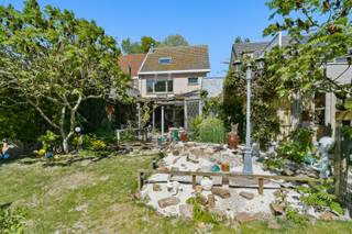 Deze gezinswoning biedt een uitstekende basis voor wie op zoek is naar een woning met ruimte, potentieel en vooral een heerlijke tuin om volop van het buitenleven te genieten. Gelegen op een mooi perceel beschikt de woning over een bijzonder gezellige en zongerichte tuin waar rust, privacy en groen centraal staan. Het is de ideale plek voor lange zomeravonden, spelende kinderen of gewoon ontspannen genieten in alle sereniteit.<br />Binnenin beschikt de woning over een praktische indeling met tal van mogelijkheden om ze volledig naar eigen smaak te moderniseren. Via de inkomhal met apart toilet bereikt u de ruime leefruimte met open keuken en de veranda met zicht op de tuin. Hierdoor vloeien binnen en buitenruimte mooi in elkaar over. De veranda vormt een aangename extra leefruimte waar u het hele jaar door kunt genieten van het uitzicht op het groen.<br /><br />Op het gelijkvloers bevinden zich verder een badkamer, een praktische garage en bijkomende bergruimtes. Op de verdieping zijn drie slaapkamers aanwezig, samen met een tweede badkamer, wat zorgt voor extra comfort voor gezinnen of wie nood heeft aan een bureau- of hobbyruimte. De ruime zolder biedt bovendien bijkomende mogelijkheden voor stockage of verdere inrichting.<br /><br />De absolute troef van deze eigendom blijft zonder twijfel de zonnige tuin, waar u in alle rust kunt genieten van een groene en aangename omgeving. Een woning met potentieel, ruimte en een warme thuisgevoel, ideaal voor wie op zoek is naar een gezellige gezinswoning met buitenruimte.<br /><br />Neem voorsprong met een vrijblijvende en gratis schatting van uw eigendom via:<br />http://www.residentievastgoed.be/gratisonlineschatten<br /><br />EPC: 380 kWh/m² - UC: 3865332 ~ Wg, Vg, Gvkr, Gvv, Gmo ~ Ref. MI24826