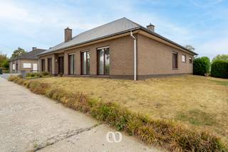 Schrijf je in voor het eerste BEZOEKMOMENT op 2/9 via onze site.<br /><br />Op zoek naar een ruime woning op een uitzonderlijk perceel, waar u volledig uw eigen woonideeën kunt realiseren? Deze solide gezinswoning geniet van een bijzonder rustige ligging in een privatief straatje met uitsluitend plaatselijk verkeer en biedt tal van mogelijkheden.<br /><br />De woning is gelegen op een royaal perceel van maar liefst 1.450 m². Achteraan geniet u van een prachtig open zicht over het omliggende agrarische gebied. De ruime tuin biedt bovendien volop privacy en vormt de ideale plek om te genieten van rust, groen en sfeervolle zonsondergangen.<br /><br />Indeling<br />-GLV: Via de ruime inkomhal met gastentoilet komt u in de lichtrijke leefruimte. Aansluitend bevindt zich de ruime keuken, beide met een aangenaam zicht op de tuin. Verder beschikt de woning over een praktische berging.<br />Aan de andere zijde van de inkomhal bevindt zich het slaapgedeelte, met vier slaapkamers, waarvan twee ruime en twee compactere kamers. De badkamer vervolledigt deze verdieping.<br />Achteraan is er bovendien een dubbele garage, ideaal voor het stallen van voertuigen en het creëren van extra bergruimte.<br />-1stV: De praktische zolder biedt bijkomende bergruimte en kan, afhankelijk van de mogelijkheden en wensen, verdere toekomstperspectieven bieden.<br /><br />De grote tuin is zonder twijfel één van de absolute troeven van deze woning. Dankzij het ruime perceel, de groene omgeving en het open zicht geniet u hier van een uitzonderlijk gevoel van ruimte en privacy.<br /><br />Deze woning combineert ruimte, een rustige ligging, een royaal perceel en heel wat mogelijkheden. Een uitstekende opportuniteit voor wie op zoek is naar een solide gezinswoning die volledig naar eigen smaak en behoeften kan worden ingericht.<br /><br />Interesse? Maak vandaag nog een afspraak en ontdek zelf het potentieel, de ruimte en de unieke ligging van deze woning.