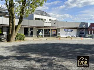 COMMERCIEEL PAND MET PENTHOUSE,  “MEERTENS ELEKTRO”, op TOPLOCATIE te MAASMECHELEN – EISDEN, Koninginnelaan 76. Het commercieel gedeelte beslaat...