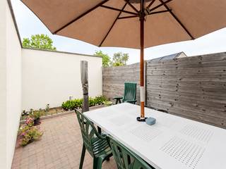 Deze instapklare totaal gerenoveerde woning is gelegen in een rustige straat en bestaat op het gelijkvloers uit een inkomhal, berging, apart toilet, eetplaats, open keuken en een leefruimte met zicht op het terras. Ondergronds is er een droge kelder. De eerste verdieping omvat een master bedroom met dressing, een apart toilet, nachthal, berging en een badkamer met ligbad en wastafel.. De zolderverdieping werd functioneel ingedeeld in nog een tweede en derde slaapkamer. Deze woning werd totaal en tot in de puntjes gerenoveerd in 2013. Elektriciteit volledig conform, centrale verwarming op gas, epc B en asbestveilig zijn slechts enkele troeven. Momenteel verhuurd aan 875 euro per maand. Dit is een topper in zijn prijsklasse en voor de snelle beslisser!