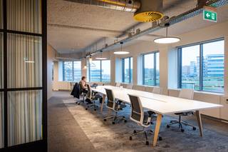 Bureau high-end de 651 m² à louer auprès le R0 et l'E40 à Diegem. Le bureaux qualitatif est situé dans le state-of-the-art Greenhouse BXL bâtiment avec un co-working lounge, restaurant, salle de réunion et bientôt un parc avec un parking souterrain. Bonne accessibilité grâce au R0 et E40 dans l'environnement. Pour plus d'infos ou une visite sur lieu 02/420.00.00.