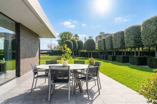 Gelegen te Vaartdijk Noord 50 in Leffinge (Middelkerke) bevindt zich deze exclusieve villa met mooie glaspartijen te koop op een ruim zuid georiënteerd perceel. Deze alleenstaande villa heeft twee slaapkamers, twee badkamers, een grote bureauruimte (kan ingericht worden als derde en vierde slaapkamer), een magnifieke woonkamer met keuken met oog voor detail en afgewerkt met hoogwaardige materialen. De woning beschikt over een mooi aangelegde oprit en prachtig aangelegde tuin (tuinarchitect Vandamme). <br /><br />Gelijkvloers:<br />- Inkomhall met extra kastruimte<br />- Ruime en lichtrijke leefruimte met gashaard<br />- Volledig uitgeruste leefkeuken met kwalitatieve toestellen zoals een koffiemachine, combi-oven, vaatwasser, inductiekookplaat<br />- Masterbedroom voorzien van heel wat ingemaakte kasten en toegang tot de badkamer<br />- Prachtige badkamer met grote inloopdouche, dubbele lavabo, groot bad<br />- Gastentoilet met lavabo<br />- Nachthall met ingemaakte kasten<br />- Ruime berging met ingemaakte kasten voorzien van aansluiting voor wasmachine, droogkast<br />- Extra buitenberging met heel wat kastruimte<br />- Aangelegde zuidgerichte tuin voorzien van een zonneterras<br /><br />1ste verdieping:<br />- Grote bureauruimte (mogelijkheid tot omvormen naar derde en vierde slaapkamer) met prachtig zicht op de velden<br />- Tweede slaapkamer met aansluitend een badkamer voorzien van douche, toilet en lavabo<br />- Technische berging<br />- Aansluitend ruim zonneterras met jacuzzi en eetgedeelte<br /><br />Troeven: <br />- Hoogwaardige afwerking met kwaliteitsmaterialen en toestellen<br />- Prachtige zuidgerichte tuin<br />- Heel wat opbergruimte<br />- Rustige omgeving<br />- Uitzonderlijke mooie oppervlaktes<br />- Exclusief vastgoed in Leffinge<br />- EPC label A<br /><br />De villa beschikt over een zonneboiler, 40 zonnepanelen en ventilatie type D. Kortom, voorzien van alle hedendaagse technieken op het vlak van duurzaamheid en energie-efficiëntie.<br />