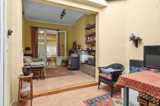 Interesse in deze woning? Bekijk de virtuele toer en maak via Livitas.be ONLINE je afspraak.<br />Deze woning is echt iets unieks. Vroeger was dit een ambachtelijke bakker waar in het atelier met hart en ziel broden werden gemaakt en pistolets gebakken voor zondag.<br />De prachtige oven staat er nog en geeft je de sfeer weer van vroeger.<br />Vooraan is de woning gelegen en achteraan het atelier.<br />Op het gelijkvloers bevindt zich de woonkamer met keuken, de doorgang voor fietsen en de atelier met de gigantische tuin.<br />De eerste verdieping is voorzien van 3 slaapkamers en de badkamer.<br />Je zou met deze woning heel wat mogelijkheden kunnen creëren zoals je eigen zaak beginnen, opslagplaatsen maken, fietsenstalling maken en verhuren of gewoon ruim wonen. <br />Laat deze kans niet schieten en maak via Livitas.be ONLINE je afspraak.