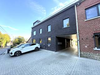 <strong>Ligging</strong><br />Dit aangenaam appartement met 2 slaapkamers is rustig gelegen in een straat te Brakel. De ligging combineert de rust van een residentiële omgeving met een vlotte bereikbaarheid. In de nabije omgeving bevinden zich scholen, winkels, horeca en belangrijke verbindingswegen.<br /><br /><strong>Indeling</strong><br />Via de inkomhal kom je terecht in de lichtrijke leefruimte. Aansluitend bevindt zich de ingerichte keuken, met daarnaast een praktische berging/wasplaats.<br />Het appartement beschikt verder over 2 ruime slaapkamers en een badkamer uitgerust met een toilet, ligbad en lavabomeubel. Achteraan het gebouw is bovendien een privé autostaanplaats voorzien. Er is geen lift aanwezig in het gebouw. Er is een gemeenschappelijke tuin achteraan die mag gebruikt worden door alle huurders. <br /><br /><strong>Technisch</strong><br />Het appartement wordt verwarmd via centrale verwarming op aardgas. Het EPC bedraagt 558 kWh/m².<br />Beschikbaar vanaf 01/01/2027.<br /><br /><strong>Troeven</strong>
<ul>
<li>Rustige én centrale ligging</li>
<li>2 ruime slaapkamers</li>
<li>Privé autostaanplaats</li>
<li>Geen gemeenschappelijke kosten</li>
</ul>
<strong>Contact</strong><br />Interesse in dit appartement? Neem dan gerust contact op met Realimmo voor meer informatie via cedrik@real-immo.be.