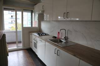 Centraal gelegen in Mortsel ligt dit ruime en goed onderhouden appartement met maar liefst 2 terrassen.
De grote inkomhal heeft een handige ingebouwde vestiairekast en nog een extra bergruimte.  De gezellige woonkamer is ruim met meer dan voldoende plaats om een grote tafel en een comfortabele zithoek te installeren.
Vanuit deze aangename leefruimte stap je in de half open geïnstalleerde keuken.  De plafondhoge schuiframen geven je direct toegang tot het terras vooraan. Heerlijk om hier te genieten van een koffietje in de zon.

Er zijn 2 slaapkamers die rustig aan de achterkant van het gebouw liggen.  De grootste heeft een schuifdeurdeur naar het 2de terras. Hier geniet je van een groen zicht op de achterliggende tuinen. 
In de badkamer is er een comfortabele douche, een lavabo met bergkast en een plek om je wasmachine en droogkast te zetten.  Het aparte toilet in de hal is een extra troef.

Dit appartement is instapklaar en ligt in een zeer goed onderhouden gebouw met lift.  Bovendien heb je in de kelder nog een privébergruimte.

Een treinstation (Oude God), openbaar vervoer, winkels en horeca, scholen, natuur (de forten)
...alles ligt op wandel- of fietsafstand. Ook de snelwegen en het centrum van Antwerpen zijn makkelijk en snel bereikbaar.

Bijkomende troeven : rolluiken aan alle ramen, vliegenramen in de slaapkamers, een heel gunstig EPC(net geen A-label), een interne beheerder die het gebouw proper en in orde houdt,  een overdekte parking aan de overkant van de straat.

Interessant? maak snel een afspraak voor een bezichtiging: immo@dreambuilding.be 
