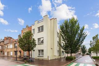 Op een goed gelegen locatie in Oostende (mobiscore 9,2/10) vindt u dit verzorgde opbrengsteigendom, een karaktervol hoekgebouw met drie volledig vergunde appartementen. Het geheel vormt een stevige instapklare basis voor wie op zoek is naar een rendabele vastgoedbelegging. 💼<br /><br />Twee van de drie appartementen zijn vandaag reeds verhuurd aan kwalitatieve huurders die stipt betalen en zorg dragen voor hun woning — een stabiele verhuursituatie die meteen rendeert. <br /><br />Elk appartement beschikt over zijn eigen individuele verwarming met een condenserende gasketel (geplaatst tussen 2018 en 2020), zodat de entiteiten volledig afzonderlijk verwarmd worden en de verbruikskosten per huurder lopen. De nieuw opgemaakte EPC's leveren één label B en twee labels C op — een sterke troef met het oog op de verhuurbaarheid en de energienormen van de komende jaren. ⚡<br /><br />Ook op juridisch en administratief vlak is het dossier in orde: de drie appartementen zijn vergund, elk conform de Vlaamse Wooncode, het gebouw kreeg een gunstig brandveiligheidsadvies van de stad en er zijn geen bouwovertredingen. Dat geeft u als investeerder meteen rust en zekerheid. ✅<br /><br />Kortom: een verzorgde, energiezuinige opbrengsteigendom met drie afzonderlijke entiteiten, recent gerenoveerd — een interessante opportuniteit voor zowel de ervaren als de startende investeerder. 🏢<br /><br />