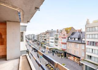 <strong>Residentie ZonZicht: Uw uitvalsbasis aan de Kust</strong><br /> <br />Ontdek residentie "ZonZicht", een stijlvol nieuwbouwproject in de Zeelaan te Koksijde, op slechts één minuut wandelen van het strand. Het gebouw, gekenmerkt door strakke lijnen en grote raampartijen, biedt maximaal lichtinval en een tijdloze architectuur. De hoge afwerkingsgraad en het gebruik van kwalitatieve materialen zorgen voor duurzaam wooncomfort. <br /> <br />Residentie "ZonZicht" is ideaal voor wie een comfortabele uitvalsbasis zoekt voor vakanties in Koksijde, met een uitstekende bereikbaarheid en nabijheid van het centrum en het gemeentehuis, waar tal van activiteiten plaatsvinden. Bovendien is dit project een sterke investering, met mogelijkheden voor zowel vakantie- als jaarverhuur.<br /><br />Indeling: Inkomhal met plaats voor vestiaire | Open en volledig uitgeruste keuken | Zonnige leefruimte uitgevend op westgericht balkon (6,33 m²) met zijdelings zeezicht | Berging met voorziening voor wasmachine | Badkamer met inloopdouche en lavabo in meubel | Afzonderlijk toilet met lavabo | 2 slaapkamers uitgevend op balkon achteraan (1,66 m²) | Private kelder | Gemeenschappelijke fietsenberging | Gemeenschappelijk vuilnislokaal.<br /> <br />Wonen in "ZonZicht" betekent genieten van comfort, stijl, en een ongeëvenaarde kustervaring.