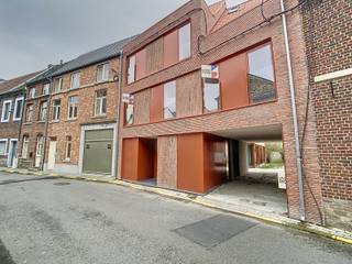 <p>Stel je voor: thuiskomen in een instapklaar nieuwbouwappartement in het hartje van Zoutleeuw, op wandelafstand van winkels en scholen. Ridderstraat 9/1 ligt op de tweede verdieping van een verzorgd gebouw met drie bouwlagen en biedt je een frisse, hedendaagse basis om je leven in op te bouwen. Het pand werd pas in 2023 gebouwd en ademt dan ook nog die typische nieuwbouwgeur van kwaliteit en afwerking tot in de details.</p><p>Eenmaal binnen kom je terecht in een aangename leefruimte van 31 m², waar licht en ruimte hand in hand gaan met de volledig geïnstalleerde keuken van 13 m². Deze is uitgerust met alles wat je nodig hebt: dampkap, combi-oven, koelkast en koel-vriescombinatie, en een vaatwasser maakt het plaatje compleet. Het appartement telt twee slaapkamers, een ruime van 14,5 m² en een iets compactere van 11 m², ideaal voor een koppel, gezin of thuiswerkplek. De badkamer van 5,5 m² is voorzien van een inloopdouche, en dankzij de aparte toiletruimte hoef je nooit op elkaar te wachten. In totaal geniet je van een bewoonbare oppervlakte van 104 m², verdeeld over een logische en functionele indeling.</p><p>Buiten vind je een terras van 13 m², perfect om ’s avonds nog even na te genieten van de dag, en er is ook buitenparking voorzien voor je wagen. Het gebouw is uitgerust met een intercom voor extra veiligheid, en dankzij de individuele verwarming via warmtepomp en de aanwezige zonnepanelen geniet je van een uitstekend energielabel A (E-peil 15). Alle nutsvoorzieningen zijn trouwens individueel geregeld, zodat je zelf perfect grip hebt op je verbruik. </p><p>Zoutleeuw biedt je alle troeven van een rustige, aangename gemeente met toch alle voorzieningen binnen handbereik: winkels, scholen, een sportcentrum, openbaar vervoer en invalswegen liggen allemaal op wandel- of fietsafstand. Benieuwd naar dit instapklare appartement? Neem snel contact op om een bezoek in te plannen via www.living-stone.be! </p>
