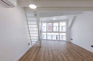 Voor meer informatie contacteer Simon via +32 498 12 37 08 of via simon@vicusvastgoed.be <br /><br />DISCREET TE KOOP: INVESTERINGSPAND<br /><br />In het bruisende centrum van Torhout bevindt zich deze dit gebouw met vier één slaapkamer-appartementen, ideaal voor wie op zoek is naar een centrale en vlot bereikbare investering. Dankzij de uitstekende ligging geniet u van alle voordelen van het stadsleven met winkels, horeca en openbaar vervoer binnen handbereik. Een ideale woonst voor wie op zoek is naar een comfortabel studio in een goed bereikbare omgeving.<br /><br />De studio's zijn volledig gerenoveerd met warmtepomp. <br /><br />Netto-rendement van 4,2%!<br /><br />Voor meer informatie contacteer Simon via +32 498 12 37 08 of via simon@vicusvastgoed.be