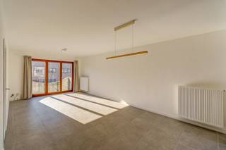 <p>Vragen of een bezoek inplannen? Neem gerust contact op met Erik via erik@copandi.be of via 0497/530796.</p><p></p><p>Gelegen in het rustige en gegeerde Kesseldal in Kessel-Lo vinden we deze charmante gesloten bebouwing met vier slaapkamers, ideaal voor gezinnen die op zoek zijn naar ruimte en een goede ligging.</p><p></p><p>De woning werd de voorbije jaren grondig opgefrist. Zo werden de vloeren (inclusief chape) vernieuwd, alle leidingen aangepakt en werden er nieuwe deuren geplaatst. Ook de badkamer werd volledig vernieuwd, wat zorgt voor een moderne en frisse uitstraling. De twee toiletten werden vervangen door moderne hangtoiletten. Dankzij maar liefst zes Veluxramen (voorzien van automatische screens met zonnecellen) geniet de woning bovendien van veel natuurlijk licht, wat bijdraagt aan een aangename en open sfeer. </p><p></p><p>Binnen biedt de woning een praktische indeling met vier volwaardige slaapkamers en voldoende leefruimte voor het hele gezin.</p><p>Een grote garage zorgt voor extra comfort en biedt voldoende plaats voor een wagen, fietsen en bijkomende opslag. Achteraan bevindt zich een leuke tuin waar het aangenaam vertoeven is, ideaal voor ontspanning of gezellige momenten met familie en vrienden.</p><p></p><p>De elektriciteit werd conform gemaakt en de woning beschikt over een EPC met een B-label. Tenslotte is ze ook volledig asbestvrij. Ze is dus klaar om er direct in te trekken!</p><p></p><p>Kortom, een instapklare gezinswoning op een uitstekende locatie in Kessel-Lo, met vlotte verbindingen naar Leuven, winkels, scholen en openbaar vervoer in de nabije omgeving.</p><p></p><p>Bijzonderheden :</p><p></p><ul><li><p>Topligging</p></li><li><p>grotendeels gerenoveerd</p></li><li><p>4 slaapkamers</p></li><li><p>EPC met B-label</p></li><li><p>elektriciteit conform</p></li><li><p>asbestvrij</p></li><li><p>instapklaar</p></li></ul>