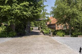 <strong>Uniek gelegen eigendom 'domein 'Klein Hoef'', gekend als de oudste hoeve van Retie, nabij centrum en uitstekend commercieel doch natuurlijk-groen gelegen aan de Retiese ring richting Kasterlee/Oud-Turnhout en nabij de Nederlandse grens. Het onroerend goed, gelegen op een perceel van maar liefst 11.465m² bestaat uit (i) een ruime zaak (ca. 500m²) waarin thans klassebrasserie 'De Klynhoeve' is gevestigd (handelshuur eindigt 2028), (ii) een woning met riant stalgebouw voor opslag (totaal ca. 340m²), en (iii) enkele bijgebouwen (oude stal achteraan, overdekte opslag vooraan). </strong><br /><br /><strong>Het geheel biedt een unieke kans voor ondernemers/investeerders die dromen van een bloeiende horecazaak met riante woongelegenheden. Het eigendom biedt tal van mogelijkheden gelet op de verschillende gebouwen en de private ligging; bovendien omgeven door uitgestrekte natuurbossen (onder meer richting Groendomein Prinsenpark) en verschillende fiets- en wandelroutes. Er is een energielabel D voor woonhuis met stal (geen renovatieverplichting) en een label G voor de brasserie. </strong><br /><br /><span>Dit uitzonderlijke vastgoedgeheel dient gerenoveerd te worden (o.a. elektriciteit, renovatie woning, aanleg tuin). </span><br /><br /><span>Aangrenzend zijn er legio parkeermogelijkheden en liggen enkele hectaren grond die tevens aangekocht kunnen worden: info op aanvraag.<br /><br /></span><strong></strong><span>Algemeen</span><strong>:<br /></strong>Aan de Kleine Nete gelegen omwalde hoevesite met een eeuwenoude oorsprong; de oudste bronnen vermelden het hoevecomplex reeds begin 16e en midden 17e eeuw. De hoeve met bijgebouwen zoals deze thans doorgaat bestaat sinds begin 20ste eeuw uit losstaande bestanddelen, rondom een erf geschikt: een woonstalhuis (nok loodrecht op de straat), een parallel gelegen schuur met bijschuurtje waarin thans Brasserie 'Klynhoeve' wordt uitgebaat, een toegangspoort.<br /><br />De hoevesite met oud grachtensysteem werd in de 20ste eeuw verder uitgewerkt en geïntegreerd in het nieuwe kasteeldomein; de hoeve diende een bloeiend landbouwbedrijf te worden dat het kasteel en ook de dorpelingen voorzag van groenten, fruit, melk en vlees. Zo kreeg de 'Klein Hoef' een gestructureerde aanleg met een moestuin, een omgrachte kleine en grote boomgaard, en een essenbos. De eiken van de Grote Dreef en andere aanplantingen langs de grachten vormden een natuurlijk scherm tussen park en hoevesite.<br /><br /><span>Horecazaak (brasseriegebouw)</span>:<br />Van de huidige hoevegebouwen zijn de monumentale schuur en toegangspoort de oudst bewaarde. Het huidige hoofdschuurvolume is ca. 1992 sterk verbouwd en gerenoveerd tot café-brasserie. Dit gebouw bestaat uit een verbruikzaal, keuken, opslag en wintertuin; er is verder ook een terras aanwezig. Een suggestie van het de binnenkant/het interieur van de brasserie kunt u bekijken via de website van de brasserie (https://deklynhoeve.be/).<br /><br />Het handelsfonds is niet mee over te nemen - handelshuur eindigt in 2028: informatie op aanvraag.<br /><br /><span>Woongedeelte en stallingen</span>:<br />Van het oorspronkelijk woonstalhuis werd in 1952 de stal en in 1963 ook het woonhuis vervangen door de huidige. Deze delen van het onroerend goed verdienen een totaalrenovatie. Voor de bouw van het woonhuis zijn evenwel degelijke materialen gebruikt: arduinen dorpels, dak in rode pannen, houten ramen en kornissen.<br /><br />De woning beschikt over een ruime zitplaats en leefruimte. Er zijn 4 slaapkamers voorzien en een riante zolder. De woning is tevens onderkelderd (kleine provisiekelder - niet droog). De aan de woning aansluitende stalling beschikt over ca. 215m² extra aan stal-/opslagruimte; en biedt zo legio feitelijke mogelijkheden naar invulling toe. Er is gasaansluiting aanwezig.