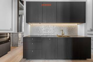 Wij stellen u graag dit exclusief gerenoveerde appartement voor op de Bondgenotenlaan in Leuven, een absolute topligging in het centrum. Het appartement bevindt zich in een karaktervol historisch gebouw met slechts 8 entiteiten en verwelkomt u via een statige inkomhal met authentieke details. Gelegen op de eerste verdieping biedt het een bewoonbare oppervlakte van ca. 68 m². Dankzij de uitzonderlijke plafondhoogte van meer dan 4 meter en de grote raampartijen geniet u van een indrukwekkend ruimtegevoel en veel natuurlijke lichtinval. De renovatie combineert hedendaags wooncomfort met zorgvuldig bewaarde originele elementen. De keuken is volledig uitgerust en praktisch ingericht. Verder is er een stijlvolle badkamer met douche, lavabo en toilet. Achteraan bevindt zich de slaapkamer, waar karaktervolle plafondaccenten het geheel extra uitstraling geven. Als bijkomende troef is er achteraan een uitzonderlijk ruime, gemeenschappelijke tuin, een zeldzaamheid op deze locatie. Kortom: een unieke woonkans op een toplocatie in Leuven, ideaal voor wie exclusief wil wonen of op zoek is naar een waardevaste investering. Interesse? Contacteer ons via 016 22 82 22 of info@homies.be.<br /> 