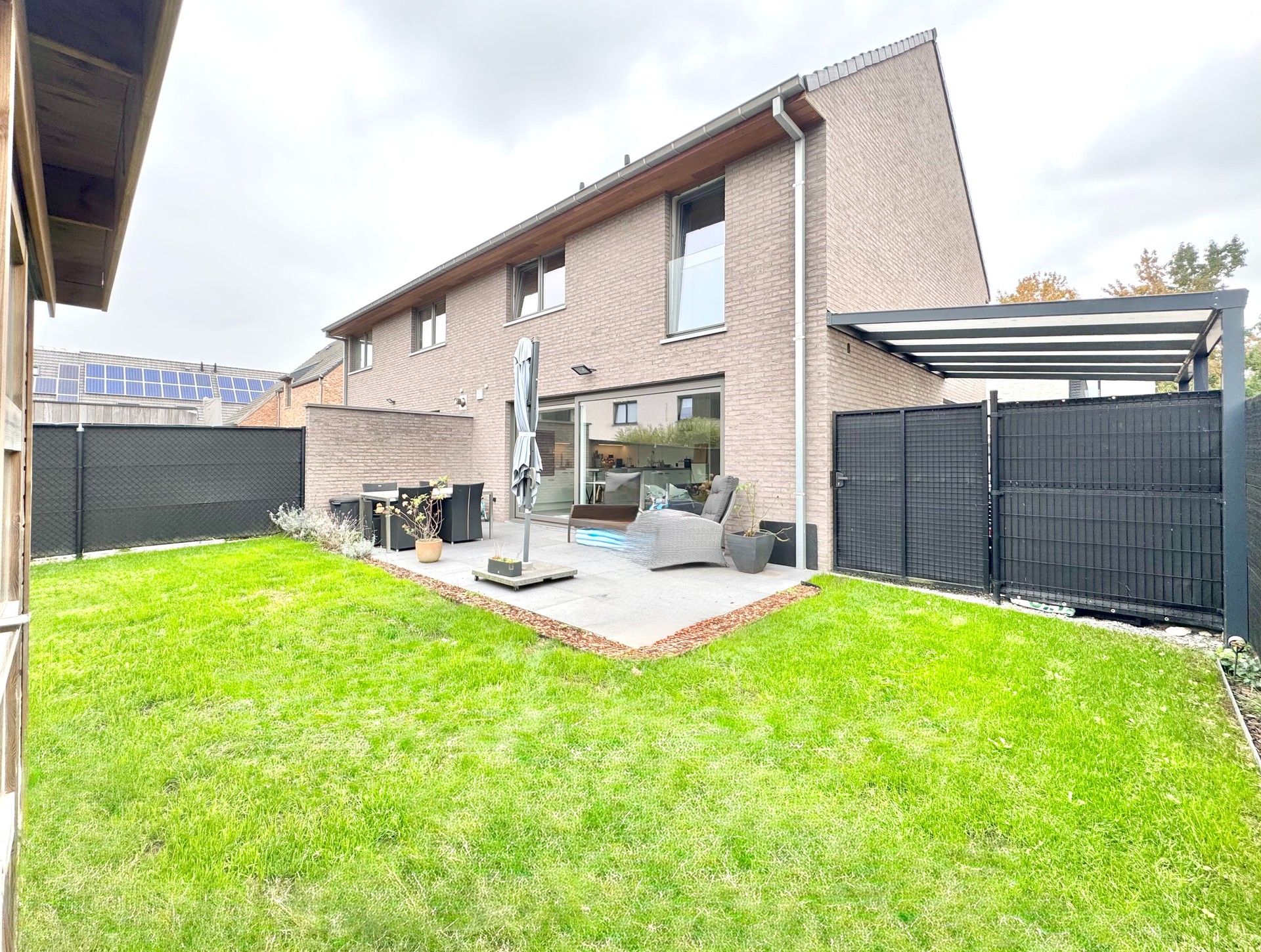 MODERNE HALFOPEN WONING MET 3 KAMERS, TUIN &amp; CARPORT - foto 2